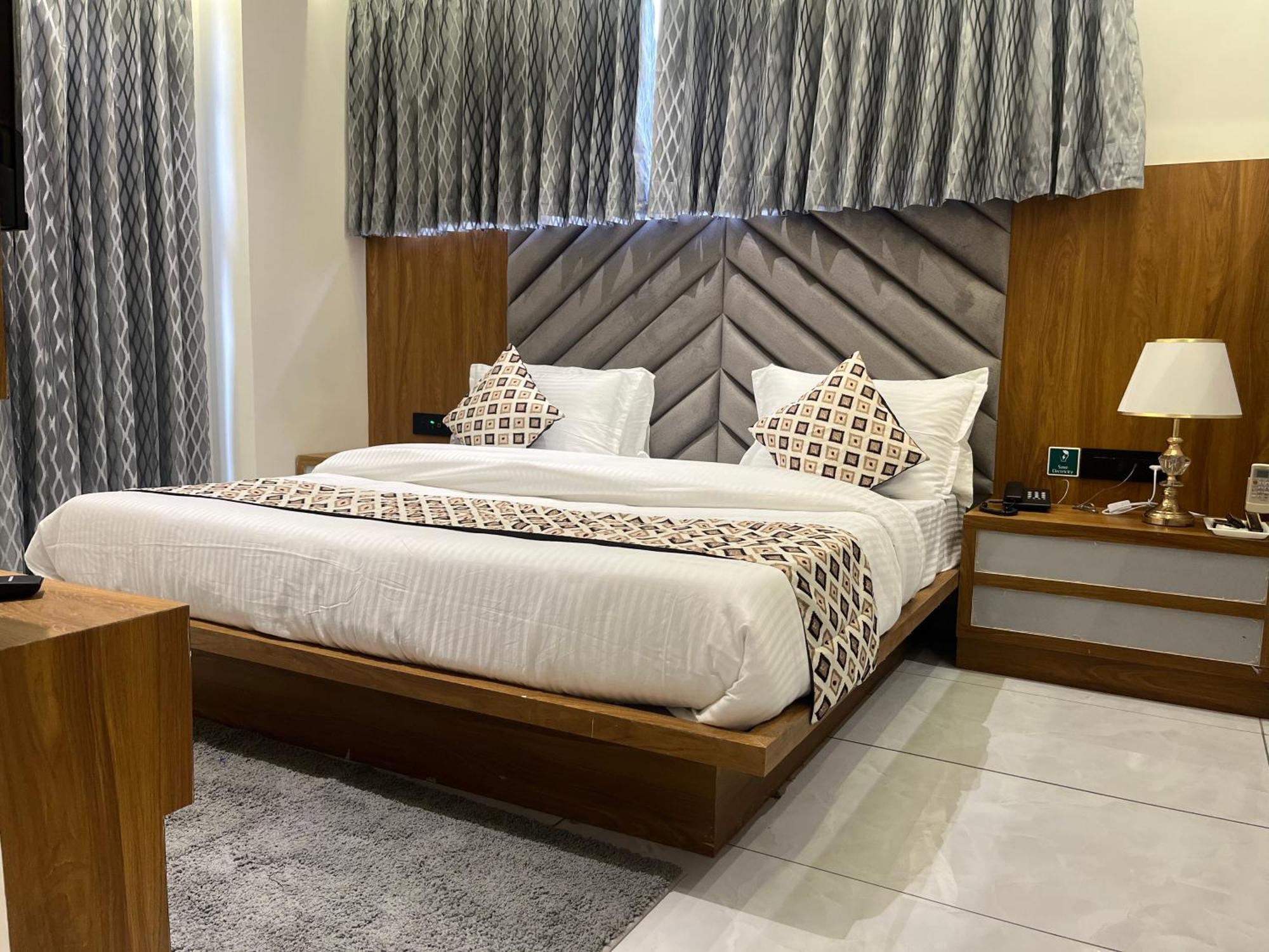 Hotel Royal Empire جاندي نجر المظهر الخارجي الصورة